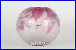 Légras, France. Vase sphérique Art Déco en verre dépoli et opalescent. 1930s
