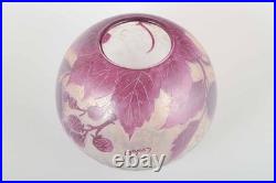 Légras, France. Vase sphérique Art Déco en verre dépoli et opalescent. 1930s