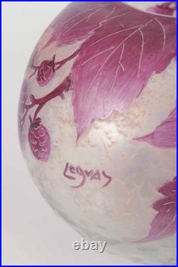 Légras, France. Vase sphérique Art Déco en verre dépoli et opalescent. 1930s