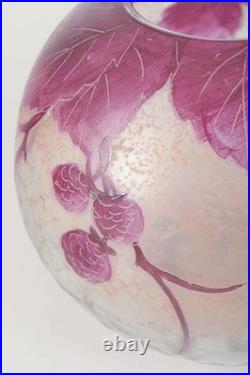 Légras, France. Vase sphérique Art Déco en verre dépoli et opalescent. 1930s