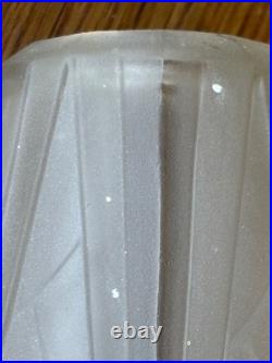 Lot 3 Tulipes décor de Fruits verre moulé pressé art Deco à identifier