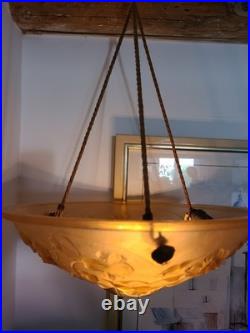 Lustre Art Déco ancien en verre rose moulé Suspension fleurie vintage Lustre Art Déco ancien en verre rose moulé Suspension fleurie vintage