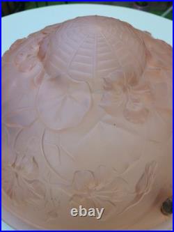 Lustre Art Déco ancien en verre rose moulé Suspension fleurie vintage Lustre Art Déco ancien en verre rose moulé Suspension fleurie vintage