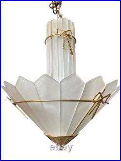 Lustre Art Déco en verre satiné et laiton signé Murano Arts