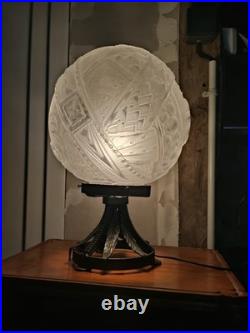 MULLER FRERES Lampe Art Déco, grand globe en verre moulé-pressé dépoli D 24 cm
