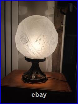 MULLER FRERES Lampe Art Déco, grand globe en verre moulé-pressé dépoli D 24 cm