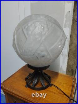 MULLER FRERES Lampe Art Déco, grand globe en verre moulé-pressé dépoli D 24 cm