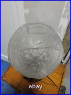MULLER FRERES Lampe Art Déco, grand globe en verre moulé-pressé dépoli D 24 cm