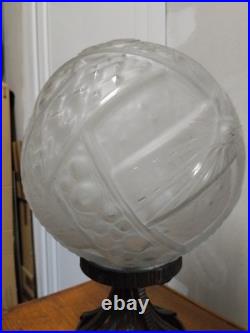 MULLER FRERES Lampe Art Déco, grand globe en verre moulé-pressé dépoli D 24 cm