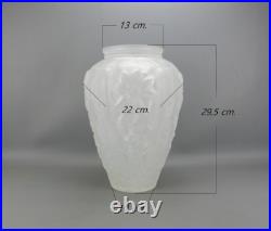 Magnifique grand vase en verre dépoli de style art déco, signé MADE IN FRANCE