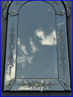 Miroir Vénitien Ancien Gravé Biseauté Fronton Floral Verre Mercuré 80 cm Miroir Vénitien Ancien Gravé Biseauté Fronton Floral Verre Mercuré 80 cm