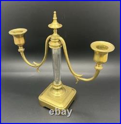 Paire de bougeoirs Art Déco à deux bras en laiton et verre facetté, 24 cm