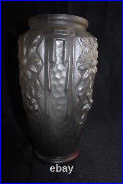 Paire de grands vases Art déco en verre pressé moulé marqués CM hauteur 30.5 cm