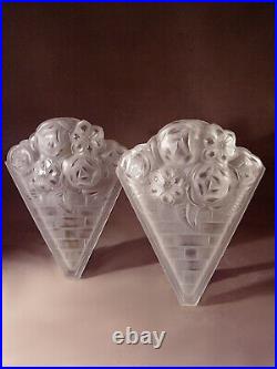 Paire de plaques art déco en verre moulé-pressé signées Degué