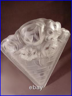 Paire de plaques art déco en verre moulé-pressé signées Degué