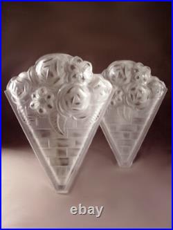 Paire de plaques art déco en verre moulé-pressé signées Degué