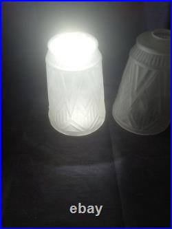 Paire de tulipes art déco en verre dépoli moulé pressé Degué Muller Schneider