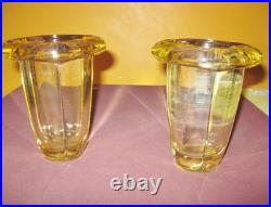 Paire de vases art déco en verre moulé pressé à bords renversés de couleur jaune