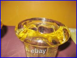 Paire de vases art déco en verre moulé pressé à bords renversés de couleur jaune