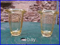 Paire de vases art déco en verre moulé pressé à bords renversés de couleur jaune