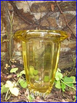 Paire de vases art déco en verre moulé pressé à bords renversés de couleur jaune