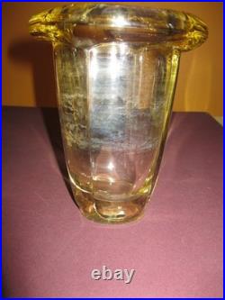 Paire de vases art déco en verre moulé pressé à bords renversés de couleur jaune