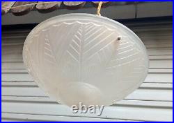 Plafonnier / lustre Art déco en verre moulé pressé blanc en état de marche