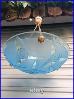 Plafonnier / lustre Art déco en verre moulé pressé bleu état de marche Degué