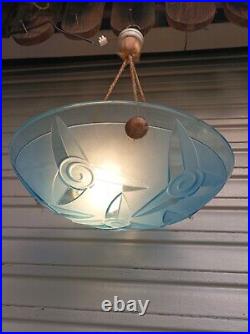 Plafonnier / lustre Art déco en verre moulé pressé bleu état de marche Degué