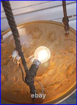 Plafonnier / lustre Art déco en verre moulé pressé jaune miel en état de marche