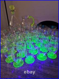 Rare Service de 32 Verres en Ouraline Art Deco, avec Une Carafe Et un Broc 1930's