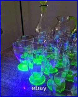Rare Service de 32 Verres en Ouraline Art Deco, avec Une Carafe Et un Broc 1930's