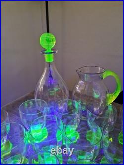 Rare Service de 32 Verres en Ouraline Art Deco, avec Une Carafe Et un Broc 1930's