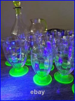 Rare Service de 32 Verres en Ouraline Art Deco, avec Une Carafe Et un Broc 1930's