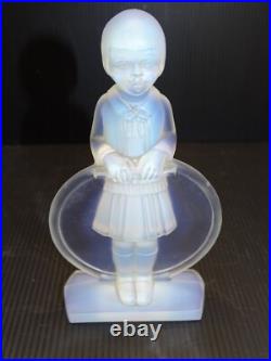 - SUJET ENFANT AU CERCEAU Césari Verrier VERRE OPALESCENT ART DECO