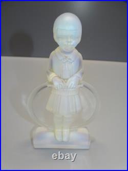 - SUJET ENFANT AU CERCEAU Césari Verrier VERRE OPALESCENT ART DECO