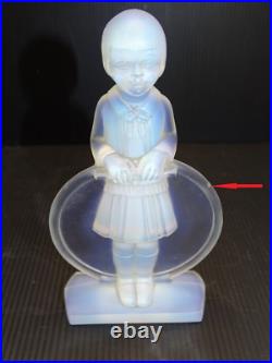 - SUJET ENFANT AU CERCEAU Césari Verrier VERRE OPALESCENT ART DECO