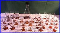Service 38 pièces verres Art-Déco soufflés 1930 cotes vénitiennes et pieds ambre