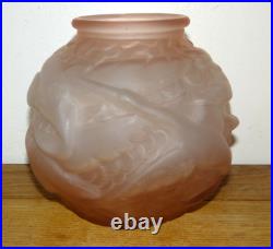 Superbe Vase Boule Art Déco Vers 1930 en Verre Rose à Décor d'Oiseaux Grues