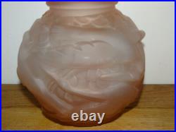 Superbe Vase Boule Art Déco Vers 1930 en Verre Rose à Décor d'Oiseaux Grues