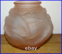 Superbe Vase Boule Art Déco Vers 1930 en Verre Rose à Décor d'Oiseaux Grues