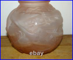 Superbe Vase Boule Art Déco Vers 1930 en Verre Rose à Décor d'Oiseaux Grues