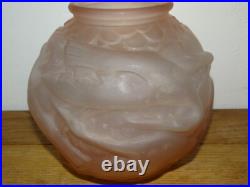 Superbe Vase Boule Art Déco Vers 1930 en Verre Rose à Décor d'Oiseaux Grues