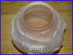 Superbe Vase Boule Art Déco Vers 1930 en Verre Rose à Décor d'Oiseaux Grues