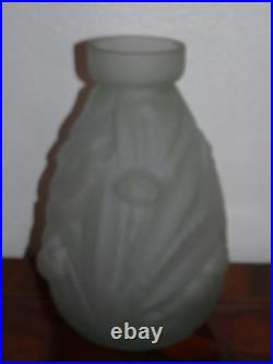 Superbe vase art déco en verre pressé moulé dépoli Muller Frères Luneville
