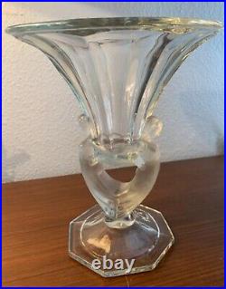 Superbe vase en verre pressé moulé art déco aux nymphes Hoffmann Inwald Barolac