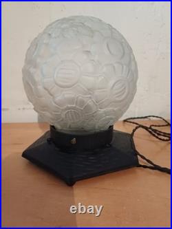Très Jolie Lampe époque Art Deco fer martelé et Verre, entièrement d'origine