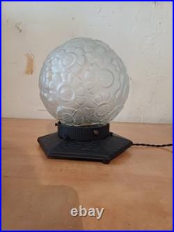 Très Jolie Lampe époque Art Deco fer martelé et Verre, entièrement d'origine