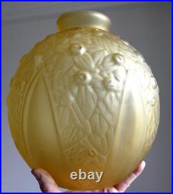 Très gros Vase boule en Verre Pressé Moulé. Art Deco Delatte Nancy Era Muller