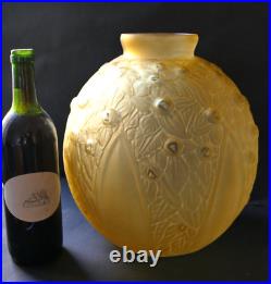 Très gros Vase boule en Verre Pressé Moulé. Art Deco Delatte Nancy Era Muller